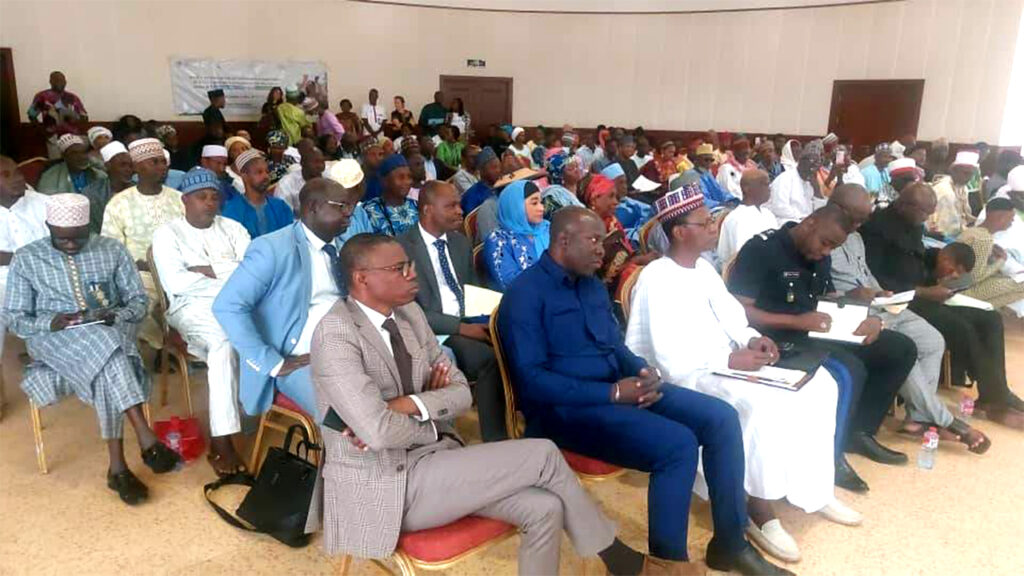 Dialogue entre leaders agro-pastoraux et haut-commissaire à la sédentarisation sur l’éducation des enfants et la cohésion sociale.