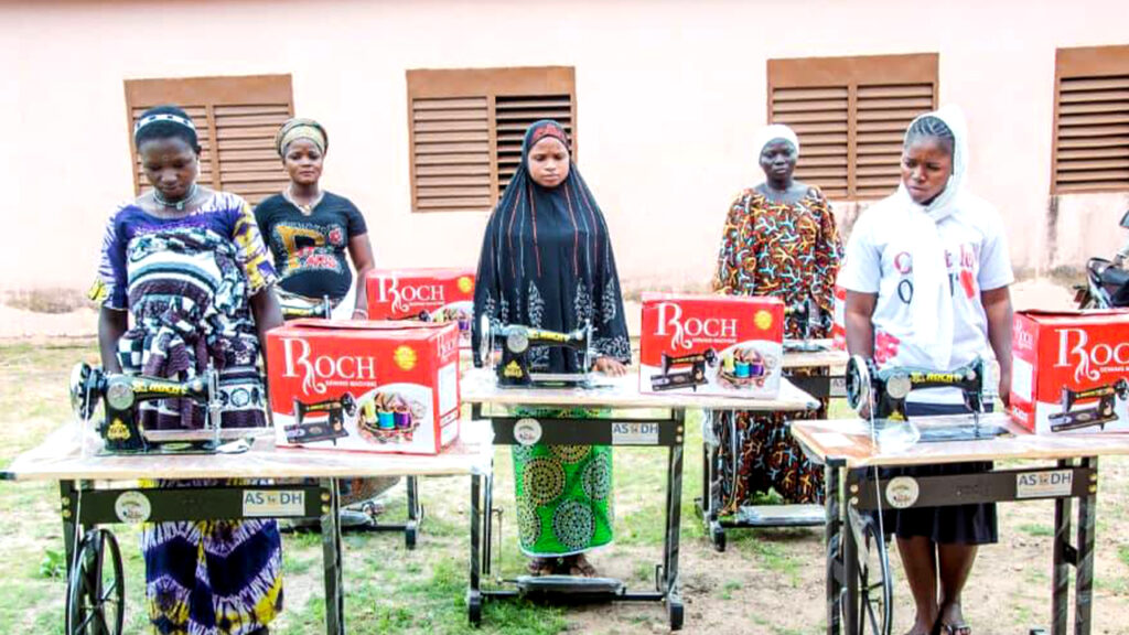 Cérémonie de remise de machines à coudre aux jeunes filles peulh démunies